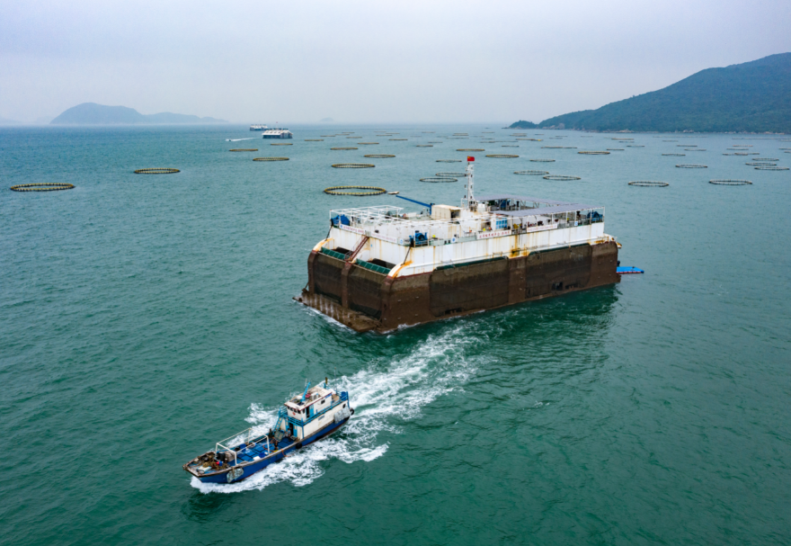 作為國家海洋綜合試驗場，珠海萬山鎮(zhèn)發(fā)展起了以深遠海智能養(yǎng)殖、海洋牧場、休閑漁業(yè)等為代表的現(xiàn)代漁業(yè)，發(fā)展空間廣闊。圖為滿載漁獲的漁船正駛離位于萬山海域的“澎湖號”海上牧場。