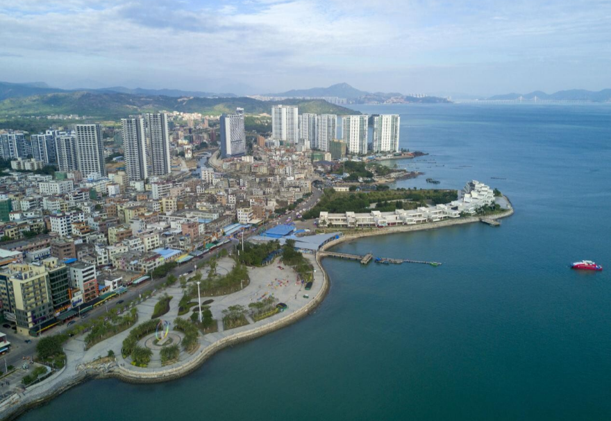 惠州正以大亞灣臨海石化為龍頭，構建起以海洋交通運輸、濱海旅游、海洋漁業(yè)、綠色清潔能源業(yè)為重點的發(fā)展格局，初步建成具有惠州特色的現(xiàn)代海洋產(chǎn)業(yè)體系。2022年惠州海洋生產(chǎn)總值約1140億元，約占全市GDP的21%。圖為惠州大亞灣。