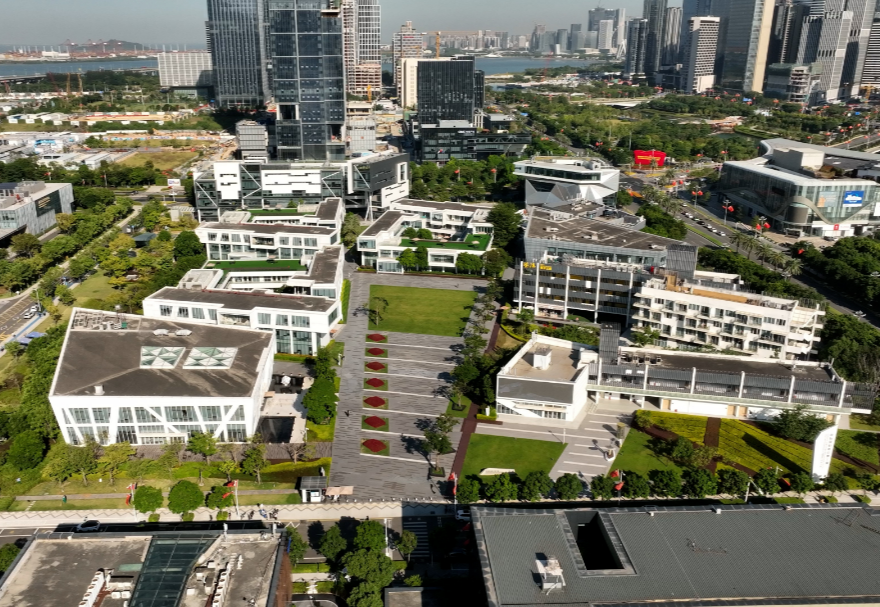 前海深港青年夢工場，由前海管理局、香港青年協會、深圳市青年聯合會三方共同發(fā)起成立。重點支持智能硬件、移動互聯網、文化創(chuàng)意等三大領域創(chuàng)業(yè)。截至目前，已累計孵化團隊468家，其中港澳臺及國際團隊236家，團隊總融資額超23億元。圖為前海深港青年夢工場。