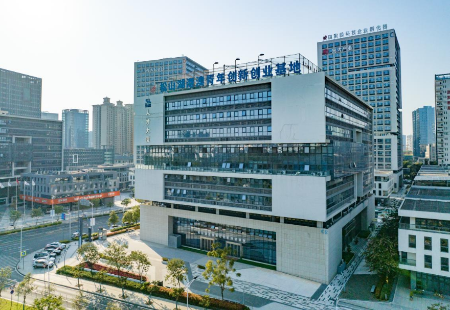 松山湖港澳青年創(chuàng)新創(chuàng)業(yè)基地以松山湖人才大廈為中心基地，統(tǒng)籌松山湖國際機器人基地、光大WE谷、林潤智谷、粵港文化創(chuàng)業(yè)服務中心等8個站點單位，有效集聚、孵化一批高水平的創(chuàng)新創(chuàng)業(yè)項目。截止2022年，東莞市首批兩家市級港澳青年創(chuàng)新創(chuàng)業(yè)基地——松山湖港澳青年創(chuàng)新創(chuàng)業(yè)基地與濱海灣港澳青年創(chuàng)新創(chuàng)業(yè)基地已累計引進港澳人才創(chuàng)業(yè)企業(yè)160多家。圖為松山湖港澳青年創(chuàng)新創(chuàng)業(yè)基地。