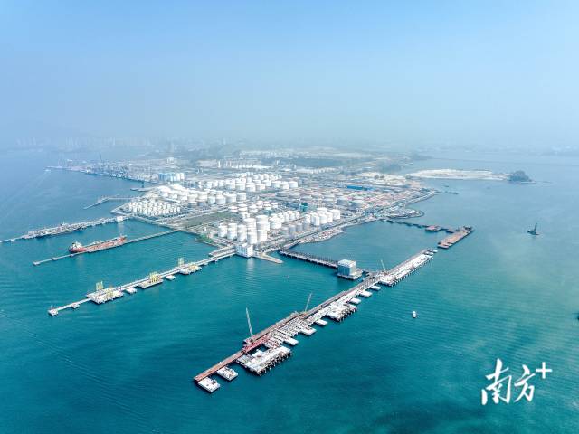 惠州港荃灣港區(qū)一座座碼頭沖水而出。