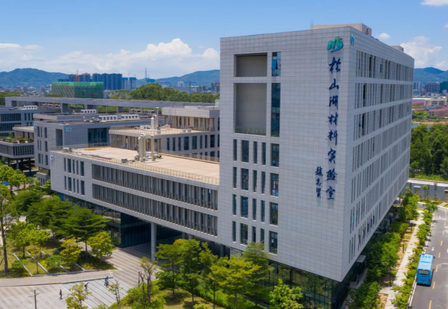 大灣區(qū)先進制造業(yè)發(fā)展勢頭強勁，這為先進材料應用奠定了豐厚的基礎。目前大灣區(qū)的先進材料產(chǎn)業(yè)在全球價值鏈地位穩(wěn)步提升，已初步形成惠州新材料產(chǎn)業(yè)園、東莞立沙島精細化工園、中國綠色新材料（珠海）產(chǎn)業(yè)園等先進材料產(chǎn)業(yè)基地，并集聚了以中國散裂中子源、松山湖材料實驗室為首的戰(zhàn)略性科研平臺。圖為位于東莞的松山湖材料實驗室。