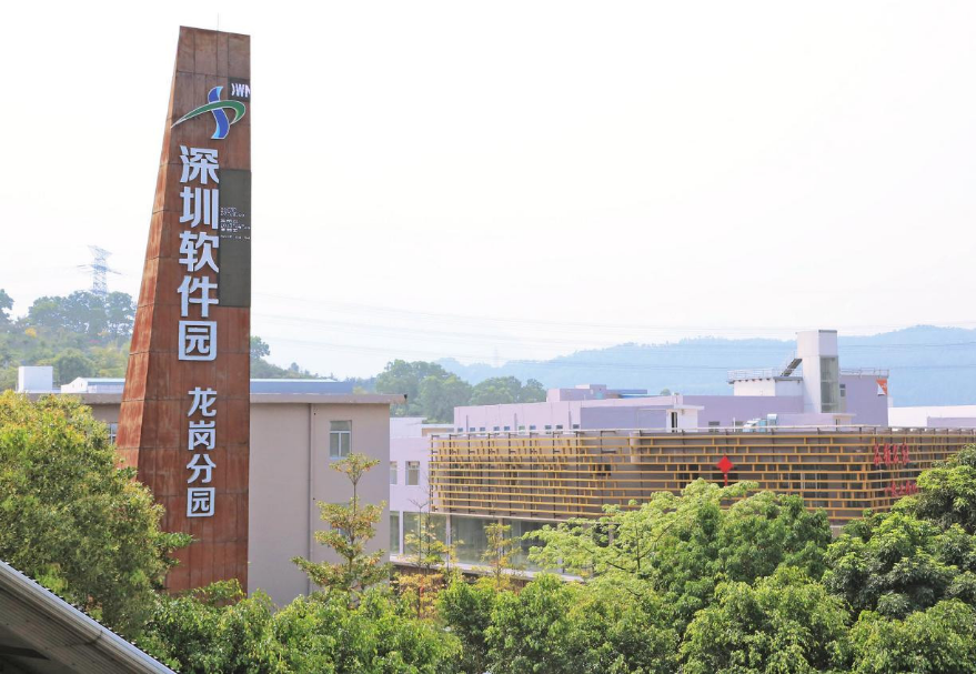 在廣州、深圳這兩個(gè)“中國軟件名城”引領(lǐng)帶動下，大灣區(qū)軟件與信息服務(wù)產(chǎn)業(yè)規(guī)模迅速壯大，培育了一批具有國際競爭力的大型軟件企業(yè)和軟件名牌產(chǎn)品。目前，深圳在各區(qū)規(guī)劃建設(shè)了深圳軟件園、深圳灣科技生態(tài)園、深圳大運(yùn)軟件小鎮(zhèn)等一批軟件園區(qū)，引進(jìn)培育了華為、騰訊、平安科技等一批具有核心競爭力的生態(tài)主導(dǎo)型企業(yè)。圖為深圳軟件園龍崗分園。片