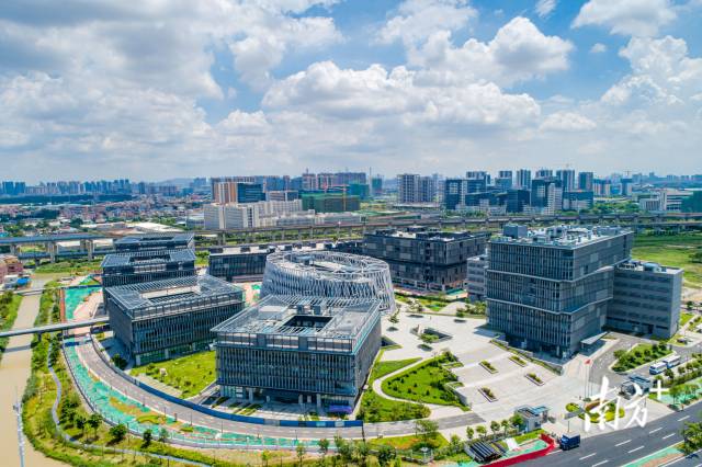 季華實(shí)驗(yàn)室是廣東首批啟動(dòng)建設(shè)的省實(shí)驗(yàn)室之一，部署了機(jī)器人及其關(guān)鍵技術(shù)等八個(gè)研究方向，圖為實(shí)驗(yàn)室俯瞰圖。符詩(shī)賀 攝