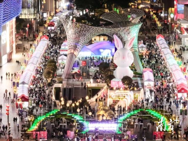 位于深圳福田區(qū)的“One Avenue·卓悅中心”商圈是港澳消費(fèi)者“北上”常去的目的地之一，每到周末人潮涌動(dòng)。