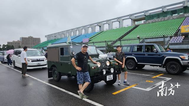 香港越野車協(xié)會(huì)創(chuàng)會(huì)會(huì)長江啟航（左）帶著兒子，開上心愛的越野車，在“港車北上”實(shí)施首日從香港前往珠海。