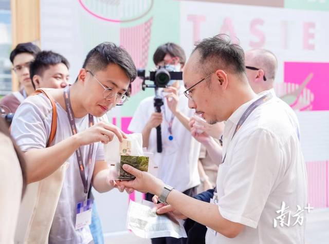 　　今年5月底，百農(nóng)社國際有限公司參加了香港貿(mào)易發(fā)展局在深圳舉辦的“港·潮流”購物節(jié)，首次把“華御結(jié)”日式飯團(tuán)帶到內(nèi)地市場(chǎng)。馬國怡（右）正在邀請(qǐng)顧客品嘗日式飯團(tuán)。