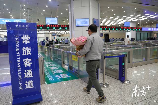 首名“常旅客”順利出境。 