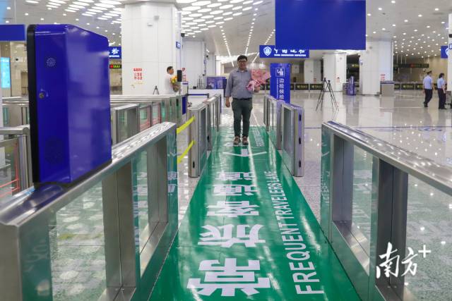 首名“常旅客”通過“常旅客”通道順利出境。 