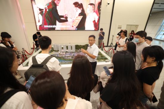 圖為深圳市政府口岸辦公室通關(guān)管理處工作人員為采風(fēng)團(tuán)介紹蓮塘口岸相關(guān)情況。（主辦方供圖）