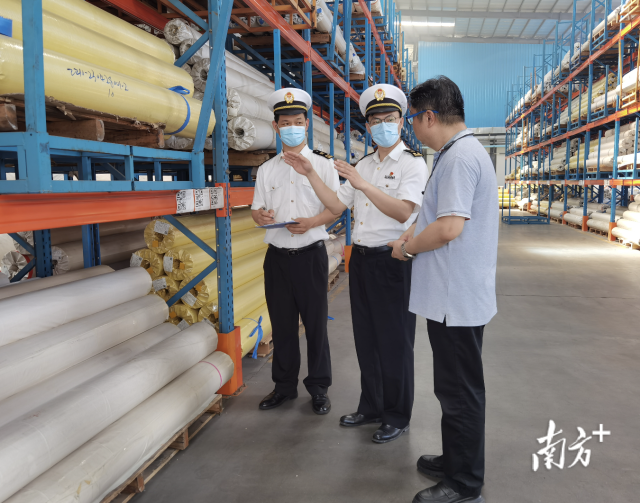 佛山海關(guān)關(guān)員到企業(yè)現(xiàn)場調(diào)研、宣貫RCEP政策。