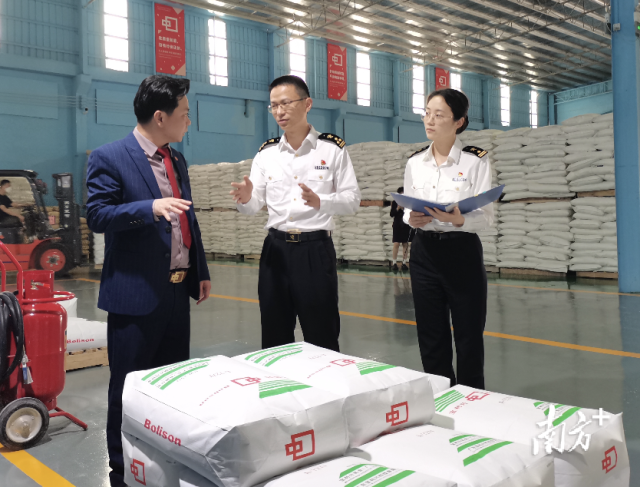 佛山海關(guān)關(guān)員到企業(yè)宣貫AEO政策。
