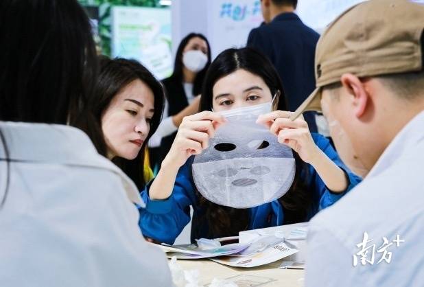 在2023年，摘下口罩后，“彩妝消費”率先回潮。