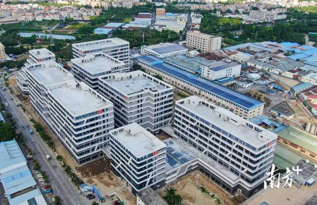 　　中山正在大力推進“工改”，力求闖出產業(yè)空間革命新路。圖為建成封頂?shù)男戽?zhèn)九洲基廣成路“工改”項目。 葉志文攝