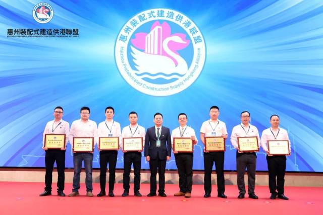 嚴(yán)戈科現(xiàn)場為聯(lián)盟會(huì)長單位以及聯(lián)盟副會(huì)長單位企業(yè)授牌。