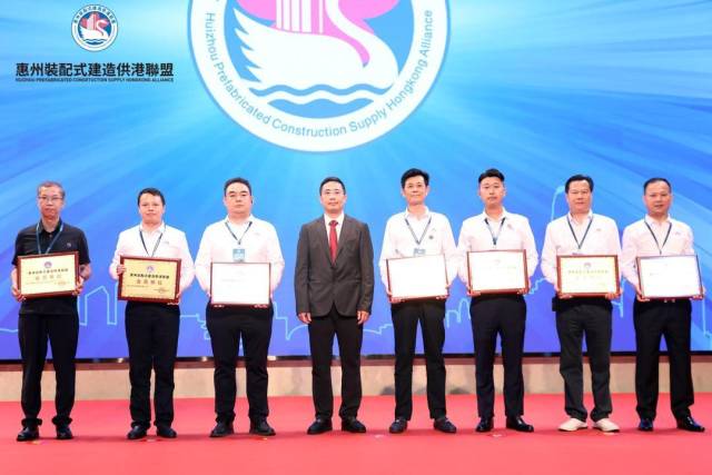 謝偉藝為聯(lián)盟會(huì)員企業(yè)授牌。