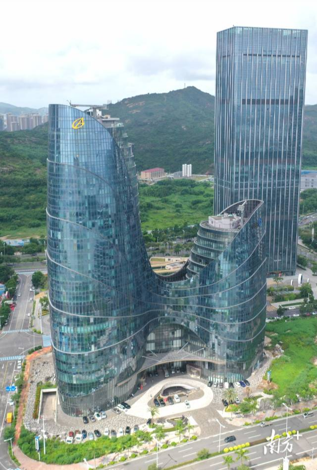 首個子項(xiàng)目將為橫琴華策國際大廈提供建筑智能化升級、節(jié)能改造服務(wù)。 