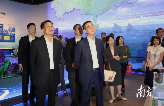 香港特別行政區(qū)政府文化體育及旅游局一行在參觀中國僑都華僑華人博物館。 彭偉宗 攝