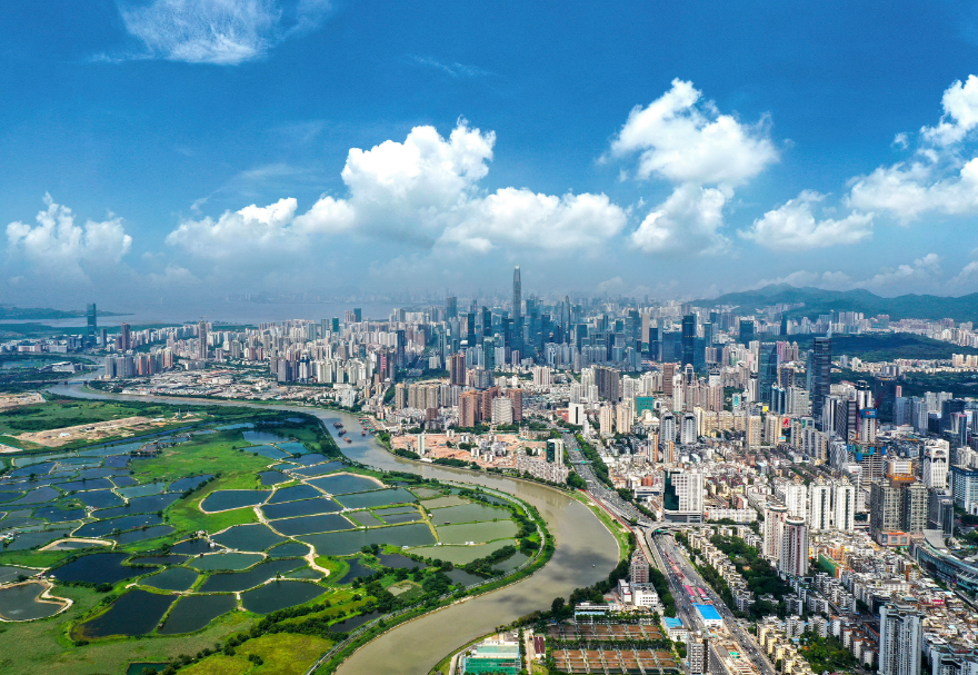 在土地整備方面，為適應科技產業(yè)發(fā)展所需，河套合作區(qū)深圳園區(qū)正積極推進土地整備。目前深圳園區(qū)已整備80萬平米，打造10個專業(yè)化產業(yè)園區(qū)，新建60萬平米科研空間，將陸續(xù)投入使用。圖為從深圳河畔看深港邊境。