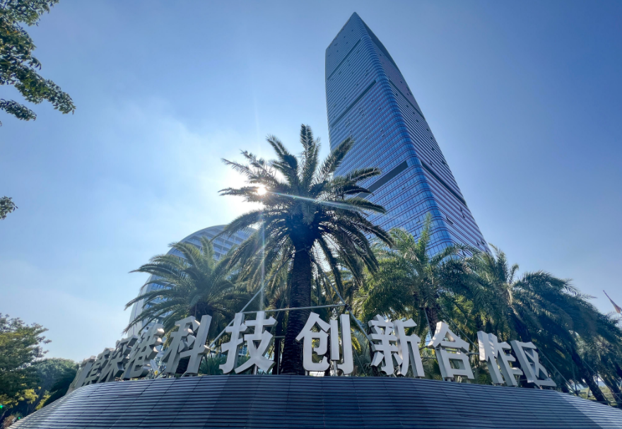 河套合作區(qū)還在不斷“拔節(jié)生長”。在新發(fā)展階段，深港兩地將積極構建有利于科技創(chuàng)新的政策規(guī)則體系，打造粵港澳大灣區(qū)國際科技創(chuàng)新中心重要極點，努力成為粵港澳大灣區(qū)高質量發(fā)展的重要引擎。圖為河套合作區(qū)。    　　      圖源：南方日報、深圳市福田區(qū)河套深港科技創(chuàng)新合作區(qū)建設發(fā)展事務署、新華社