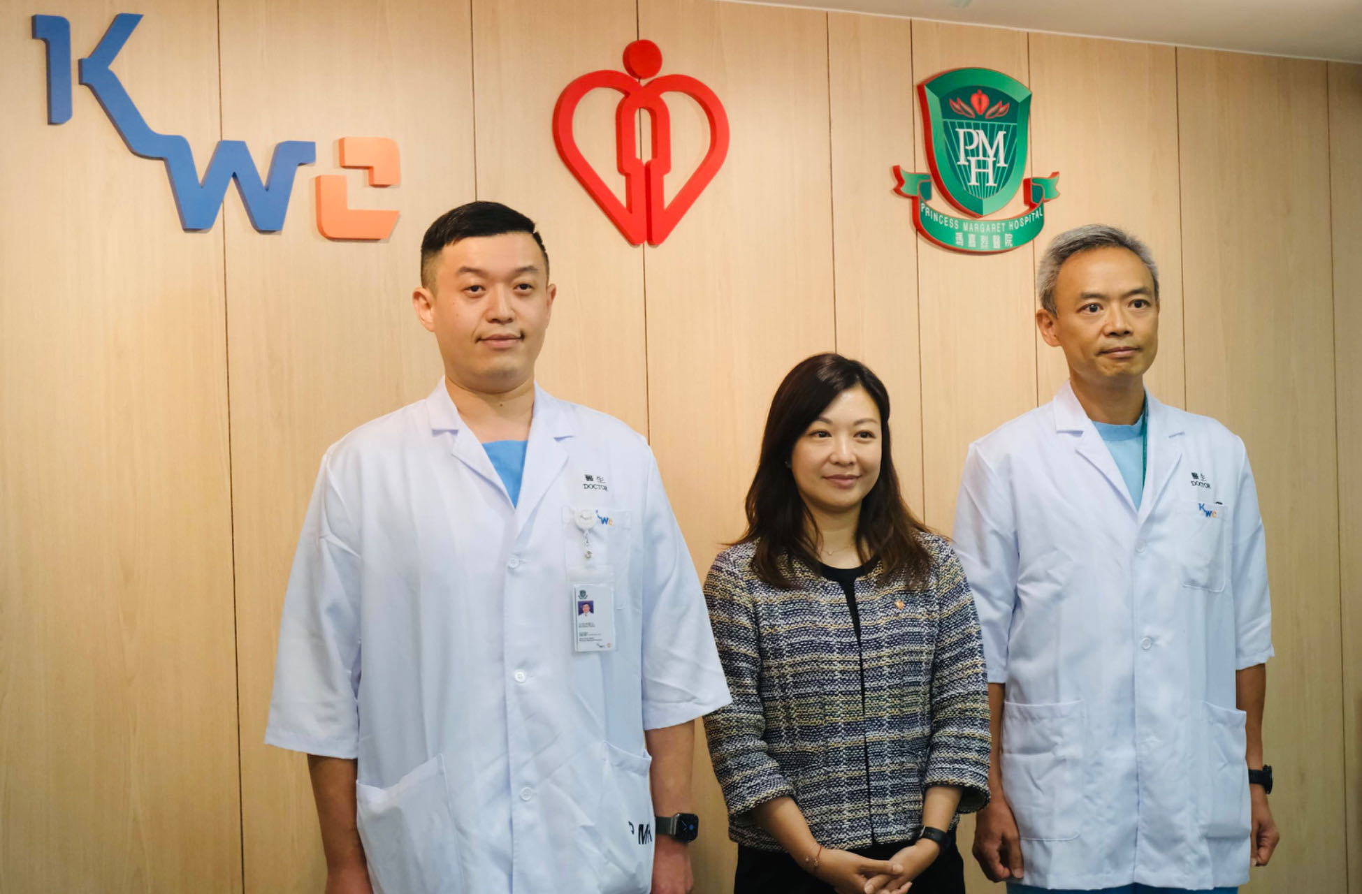 　　從左至右：中山大學(xué)附屬第一醫(yī)院呼吸與危重癥醫(yī)學(xué)科副主任醫(yī)師匡煜坤、香港醫(yī)管局總行政經(jīng)理（醫(yī)療職系）關(guān)慧敏、瑪嘉烈醫(yī)院內(nèi)科及老人科副部門(mén)主管楊耀昌