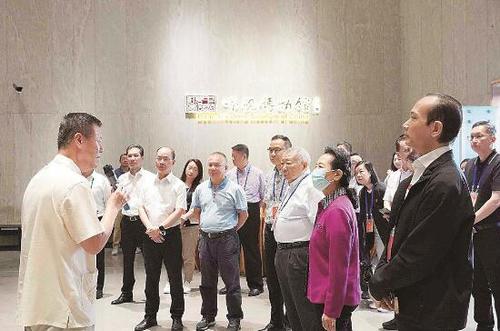 粵澳共同挖掘文旅資源，開發(fā)“一程多站”的旅游產(chǎn)品，打造世界級旅游目的地，成為當(dāng)下共識。圖為考察團在中國端硯博物館考察。