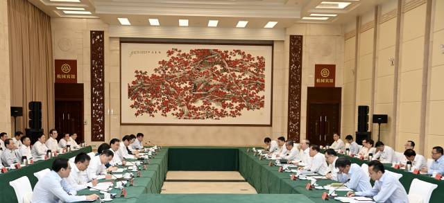 　　10月15日至17日，江蘇省黨政代表團(tuán)來粵考察交流。17日下午，兩省在廣州召開合作交流座談會(huì)，共商粵蘇深化合作事宜，攜手走好高質(zhì)量發(fā)展之路。南方日?qǐng)?bào)記者 王輝 攝
