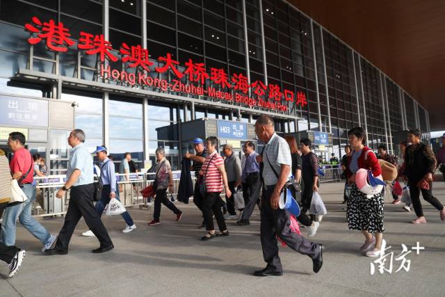 港珠澳大橋珠海公路口岸人頭攢動。南方+記者 錢文攀 攝