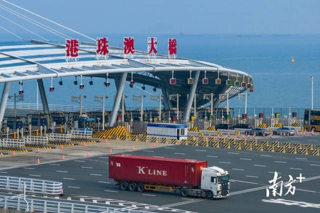 2023年10月23日下午，貨車通過港珠澳大橋入境廣東。南方+記者 錢文攀 攝