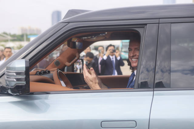 △在深圳，紐森現(xiàn)場(chǎng)試乘比亞迪電動(dòng)汽車(chē)。