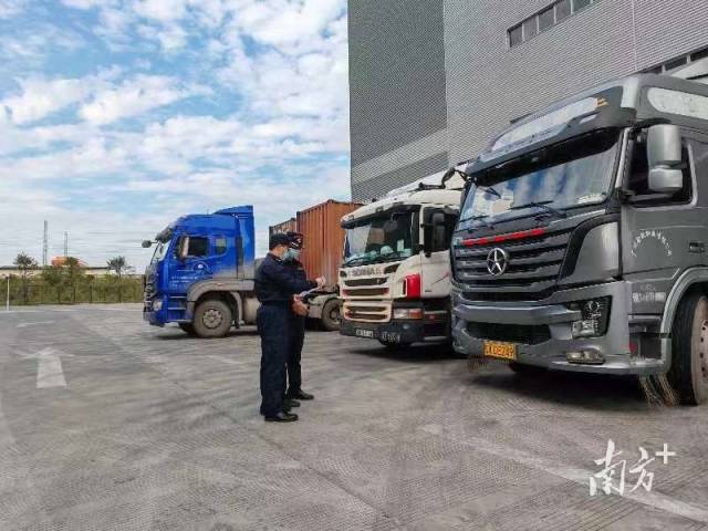 佛山海關(guān)駐南海辦事處關(guān)員驗放跨境電商出口車輛。海關(guān)供圖