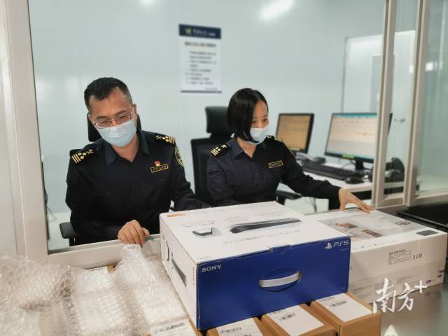 佛山海關(guān)駐南海辦事處關(guān)員對跨境電商進口貨物實施查驗。海關(guān)供圖