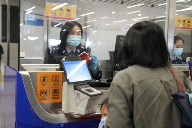 民警核查證件。