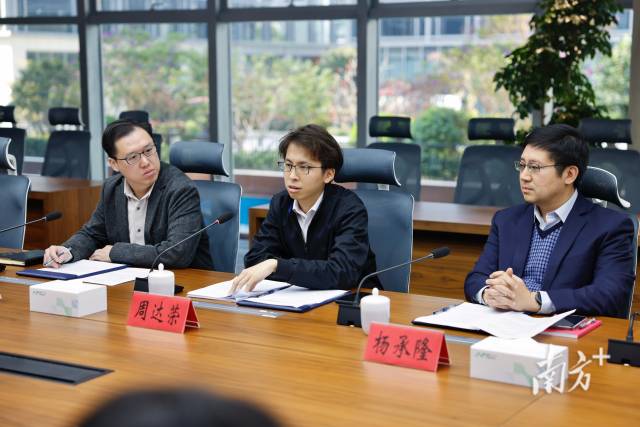 香港公務員周達榮（中）派駐到深圳福田區(qū)政府開展三個月的交流協(xié)作。