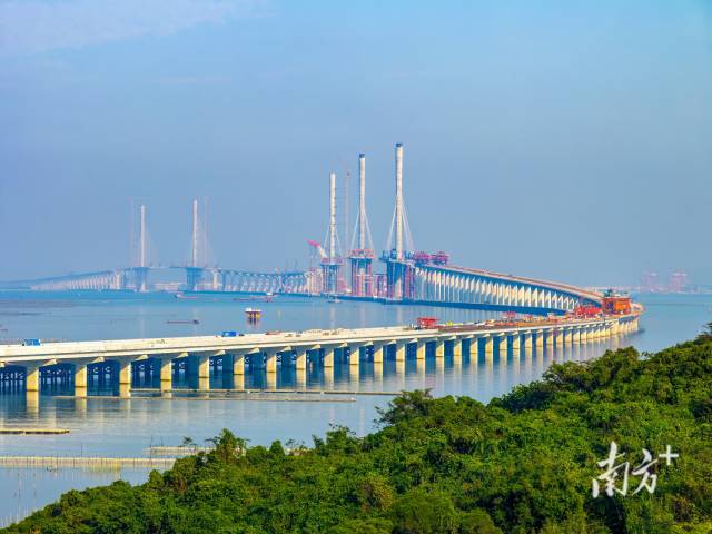 黃茅海跨海通道建設(shè)現(xiàn)場(chǎng)。