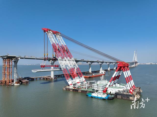 “大橋海鷗號(hào)”架設(shè)進(jìn)行中。
