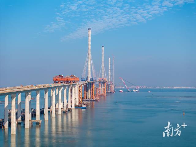 黃茅海跨海通道西引橋節(jié)段梁架設(shè)現(xiàn)場(chǎng)。