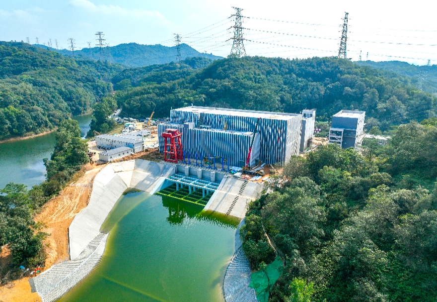 工程橫跨粵港澳大灣區(qū)核心城市群，共穿越4處高鐵、8處地鐵、12處高速公路、16處江河湖海，采用地下深埋盾構(gòu)的方式建設(shè)，減少占用近2萬畝的土地。圖為工程羅田泵站航拍圖。