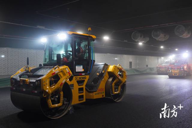 深中通道正進行隧道瀝青路面施工。