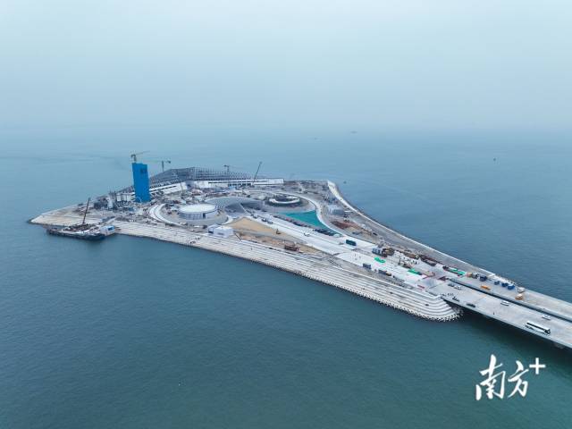 深中通道西人工島施工現(xiàn)場。