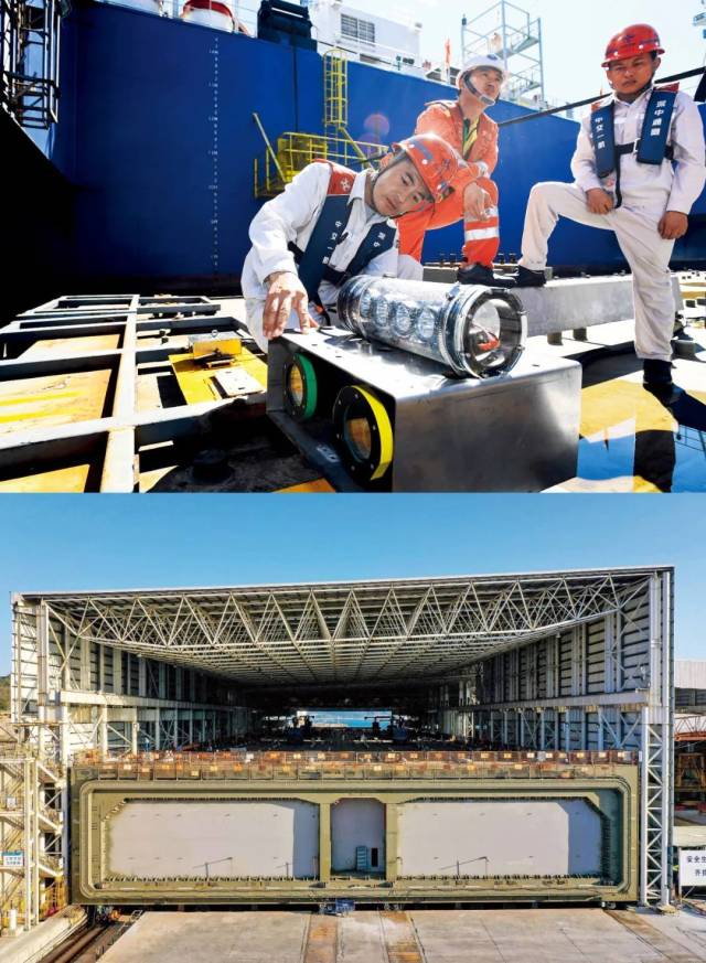 上圖：2022年7月22日，在“一航津安1”號沉管運(yùn)輸安裝一體船掛載的E19沉管上，測繪團(tuán)隊(duì)負(fù)責(zé)人（左一）為潛水員講解拆解水下雙目攝影定位設(shè)備的注意事項(xiàng)。下圖：2023年1月30日，中交四航局珠海牛頭島沉管智慧工廠，深中通道海底隧道最后一個(gè)管節(jié)（非標(biāo)準(zhǔn)管節(jié)、含最終接頭）。本版圖/新華社