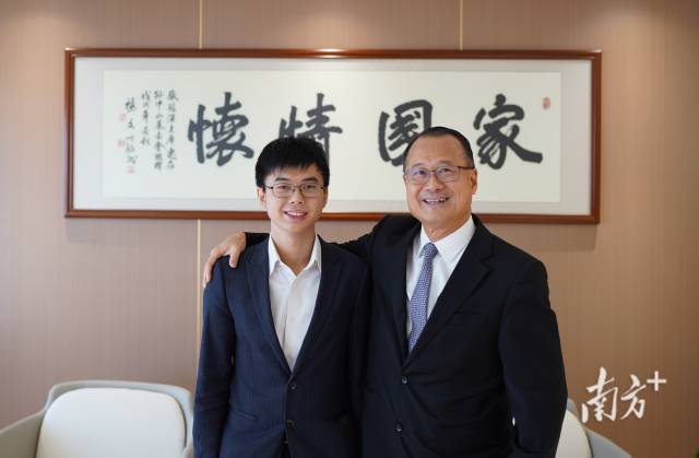 蔡展思（左）與父親蔡冠深。