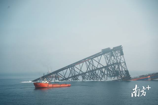 “海基二號(hào)”成功滑移下水。  南方+ 關(guān)銘榮 拍攝