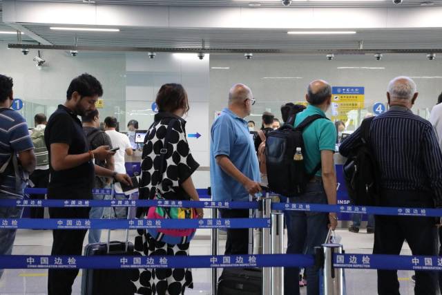 廣交會客商正在琶洲港澳客運口岸排隊等候入境邊防檢查。李艷 攝