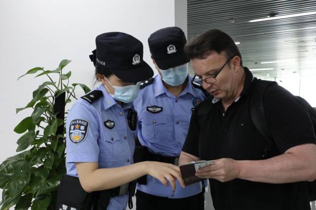 洲頭嘴出入境邊防檢查站民警正在接受廣交會客商咨詢。李艷 攝