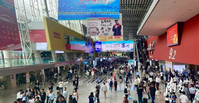 第135屆廣交會(huì)場(chǎng)館人來(lái)人往。李靄瑩 攝