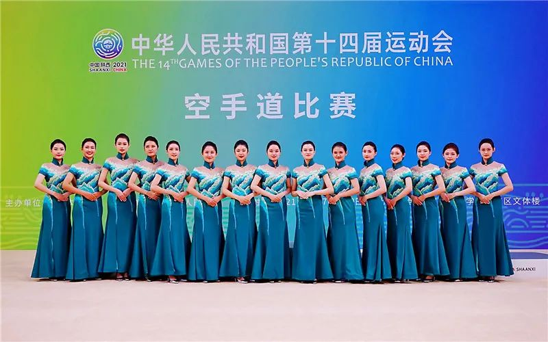 華人禮服為第十四屆全運(yùn)會(huì)和殘?zhí)貖W會(huì)頒獎(jiǎng)禮儀定制的服裝“青山綠水”。受訪(fǎng)者供圖。