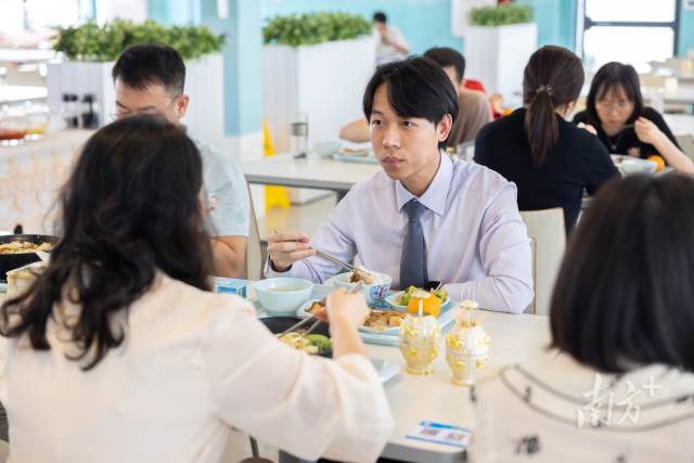 梁偉衡與同事共進(jìn)午餐。
