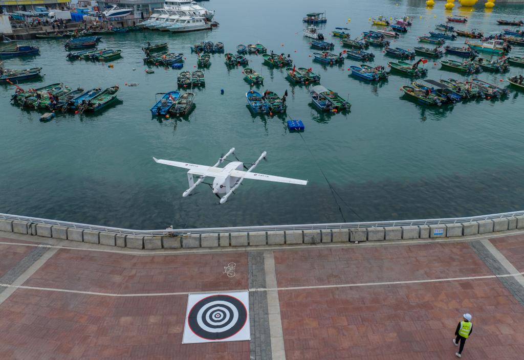2月5日，豐翼無人機搭載海鮮從大鵬新區(qū)飛往龍崗（無人機照片）。新華社記者 毛思倩 攝