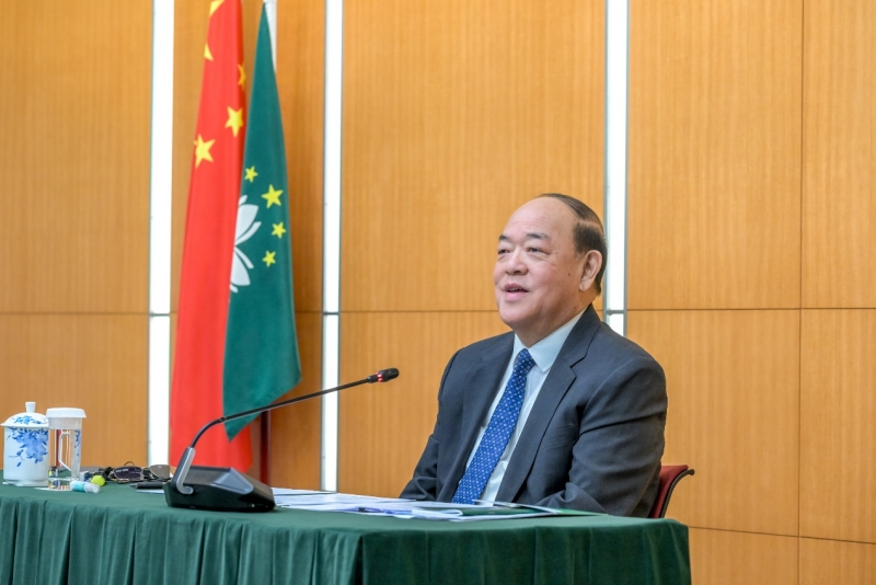澳門特區(qū)行政長(zhǎng)官賀一誠(chéng)19日會(huì)見(jiàn)傳媒。（澳門特區(qū)政府新聞局供圖）